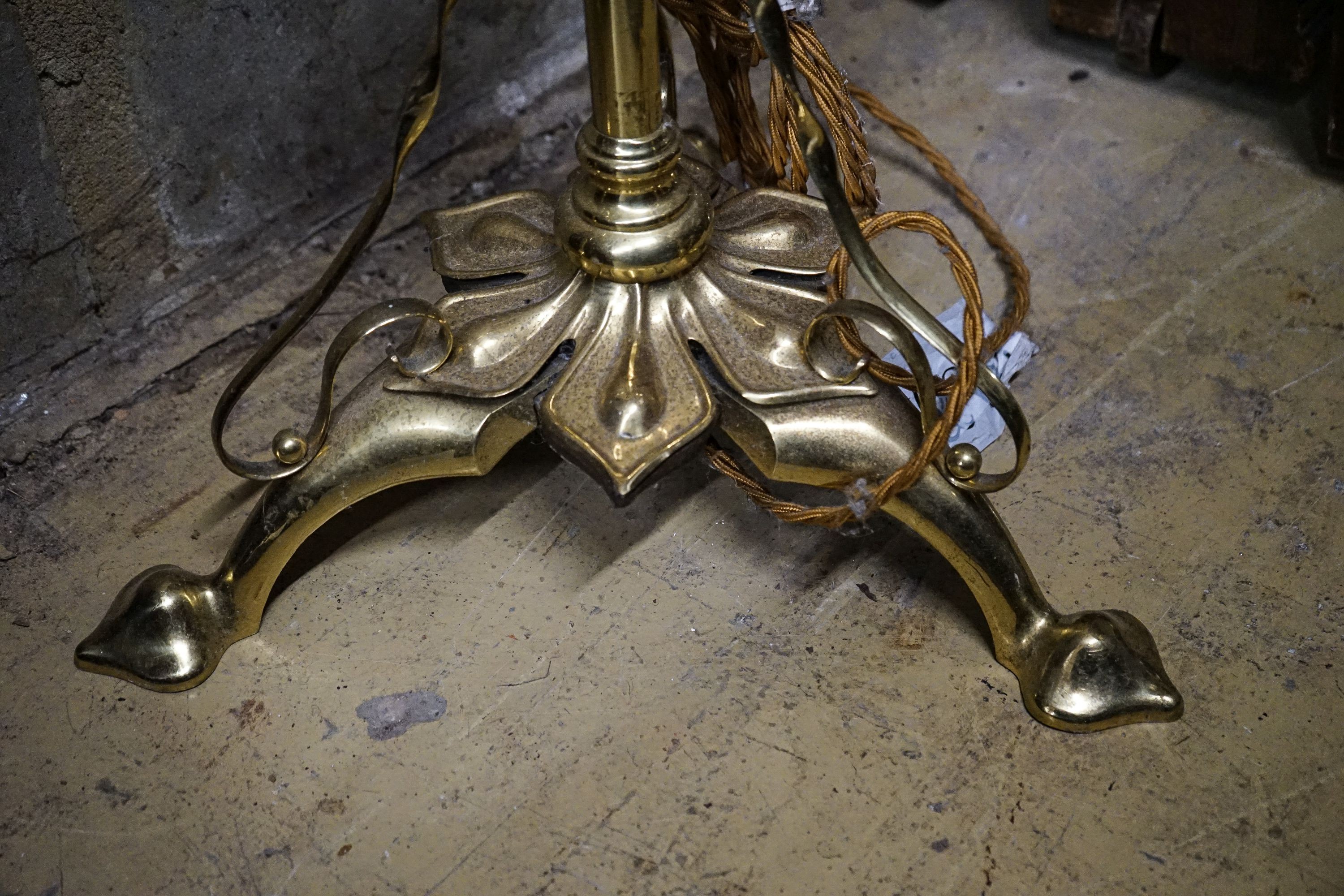 An Edwardian brass telescopic lamp standard, with Benson style foliate base, height 140cm